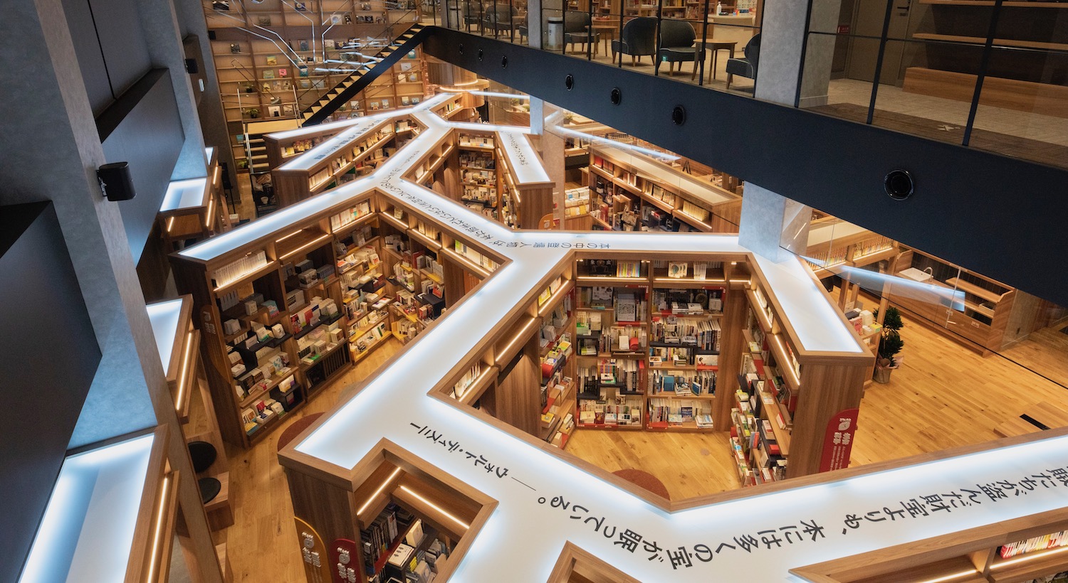 図書館でも書店でもない、日本初の公設民営型書店「ちえなみき」を